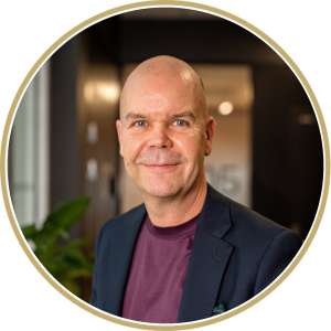 Vi jobber med et spennende program med AI i praksis som rød tråd. Gjennom konkrete eksempler, demoer og kundehistorier ser vi nærmere på hvordan AI og ny teknologi kan skape verdi – fra smartere arbeidsprosesser og integrasjoner til sikkerhet og kontroll på egne data.