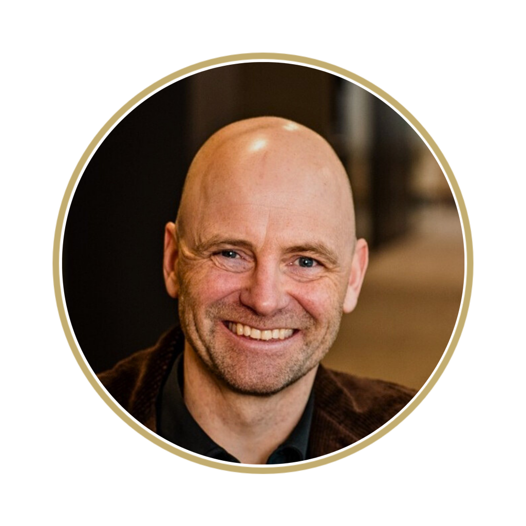 Vi jobber med et spennende program med AI i praksis som rød tråd. Gjennom konkrete eksempler, demoer og kundehistorier ser vi nærmere på hvordan AI og ny teknologi kan skape verdi – fra smartere arbeidsprosesser og integrasjoner til sikkerhet og kontroll på egne data.