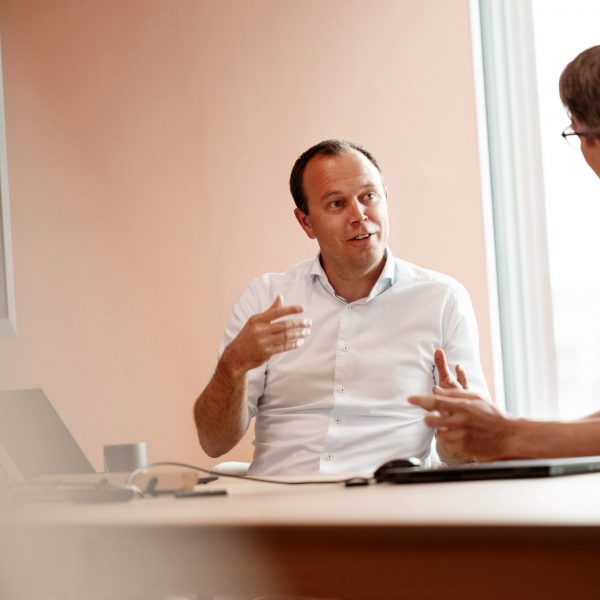 Picture of Lars Inge Sørlie talking with a person